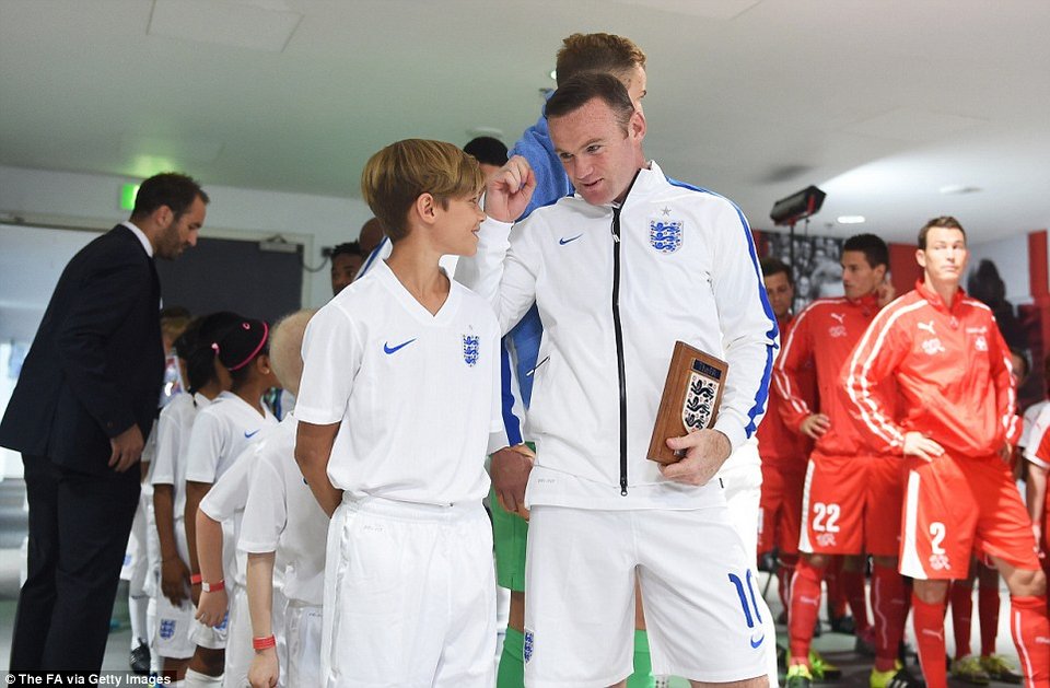 Δίπλα στον Ρούνεϊ ο μικρός γιος του Μπέκαμ - Στη βραδιά του ιστορικού ρεκόρ για την Αγγλία [εικόνες] | iefimerida.gr 0