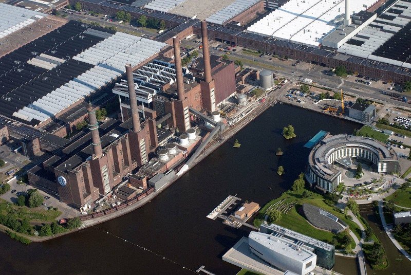 Βόλφσμπουργκ: Η πόλη που χτίστηκε και ζει χάρη στη Volkswagen - Το σήμα VW υπάρχει παντού, οι κάτοικοι αναπνέουν από και για  το εργοστάσιο [εικόνες] | iefimerida.gr 3