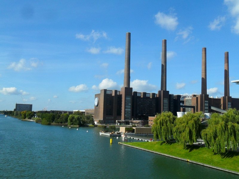 Βόλφσμπουργκ: Η πόλη που χτίστηκε και ζει χάρη στη Volkswagen - Το σήμα VW υπάρχει παντού, οι κάτοικοι αναπνέουν από και για  το εργοστάσιο [εικόνες] | iefimerida.gr 10