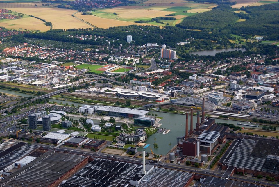 Βόλφσμπουργκ: Η πόλη που χτίστηκε και ζει χάρη στη Volkswagen - Το σήμα VW υπάρχει παντού, οι κάτοικοι αναπνέουν από και για  το εργοστάσιο [εικόνες] | iefimerida.gr 12