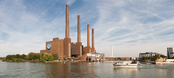 Βόλφσμπουργκ: Η πόλη που χτίστηκε και ζει χάρη στη Volkswagen - Το σήμα VW υπάρχει παντού, οι κάτοικοι αναπνέουν από και για  το εργοστάσιο [εικόνες] | iefimerida.gr 1