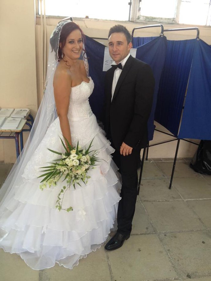 Ξαφνιάστηκαν στην Καλλιθέα: Πήγε να ψηφίσει με το νυφικό [εικόνες] | iefimerida.gr 0