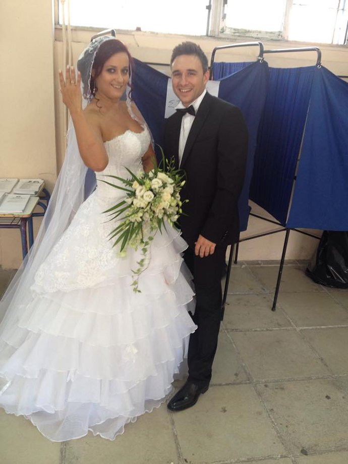 Ξαφνιάστηκαν στην Καλλιθέα: Πήγε να ψηφίσει με το νυφικό [εικόνες] | iefimerida.gr 1