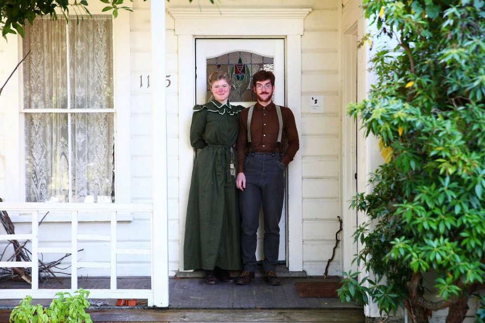 Σημερινό ζευγάρι νέων γύρισε πίσω στο 1800 -Ζουν ακριβώς όπως τότε [εικόνες] | iefimerida.gr 11