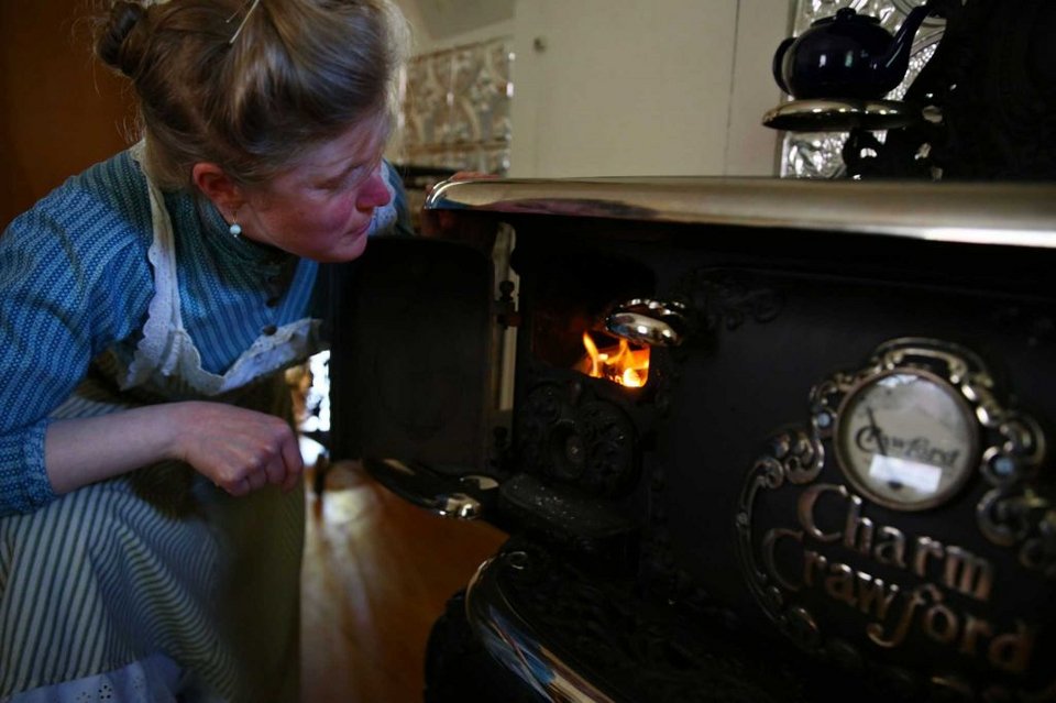 Σημερινό ζευγάρι νέων γύρισε πίσω στο 1800 -Ζουν ακριβώς όπως τότε [εικόνες] | iefimerida.gr 1