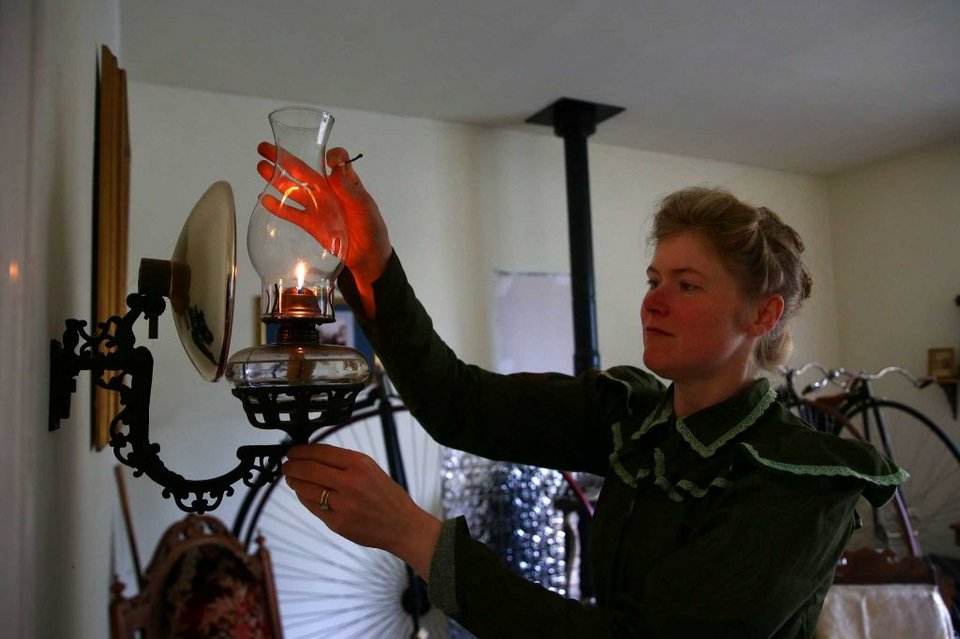 Σημερινό ζευγάρι νέων γύρισε πίσω στο 1800 -Ζουν ακριβώς όπως τότε [εικόνες] | iefimerida.gr 10