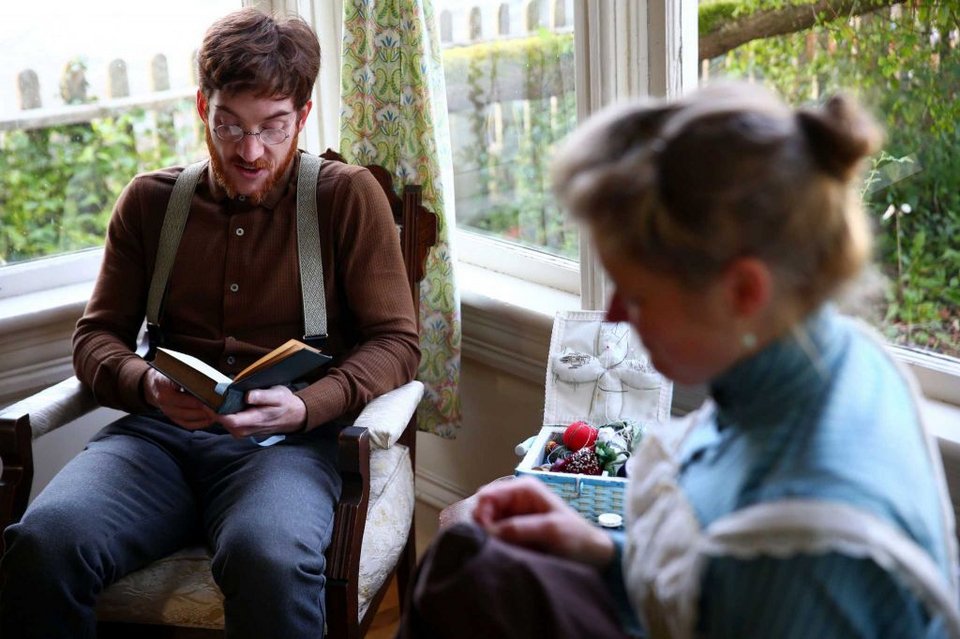 Σημερινό ζευγάρι νέων γύρισε πίσω στο 1800 -Ζουν ακριβώς όπως τότε [εικόνες] | iefimerida.gr 2