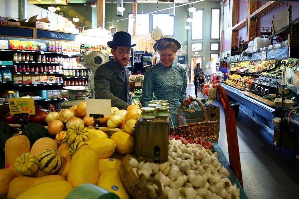 Σημερινό ζευγάρι νέων γύρισε πίσω στο 1800 -Ζουν ακριβώς όπως τότε [εικόνες] | iefimerida.gr 3