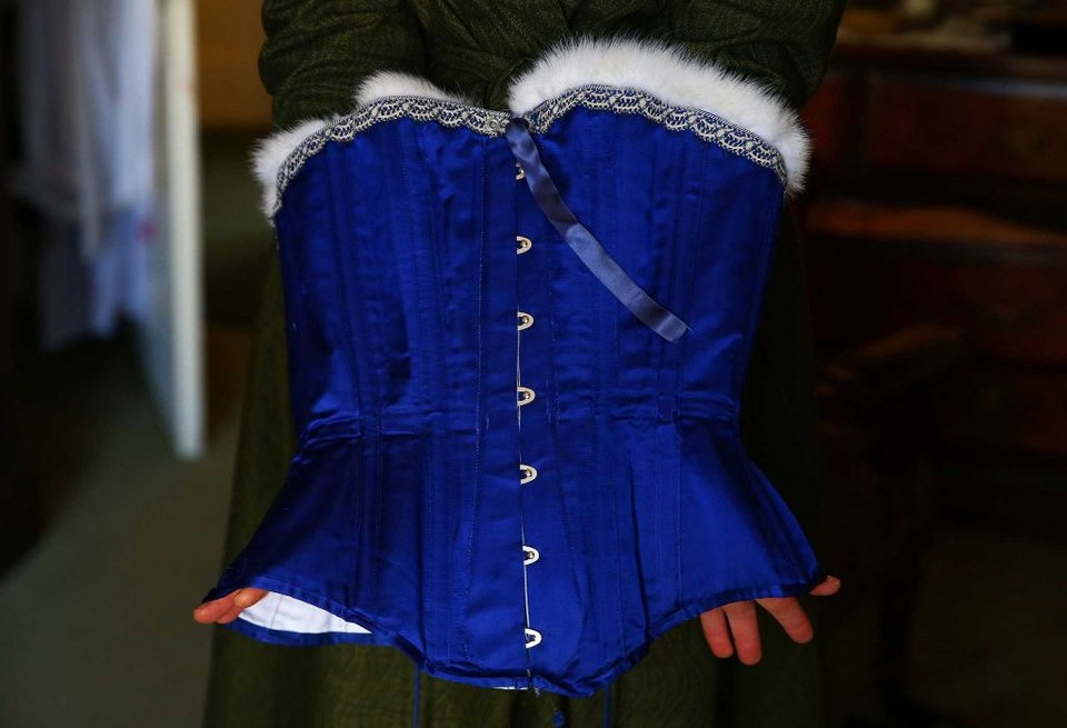 Σημερινό ζευγάρι νέων γύρισε πίσω στο 1800 -Ζουν ακριβώς όπως τότε [εικόνες] | iefimerida.gr 6