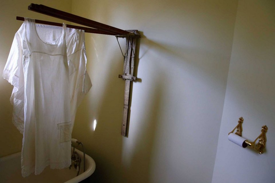 Σημερινό ζευγάρι νέων γύρισε πίσω στο 1800 -Ζουν ακριβώς όπως τότε [εικόνες] | iefimerida.gr 8