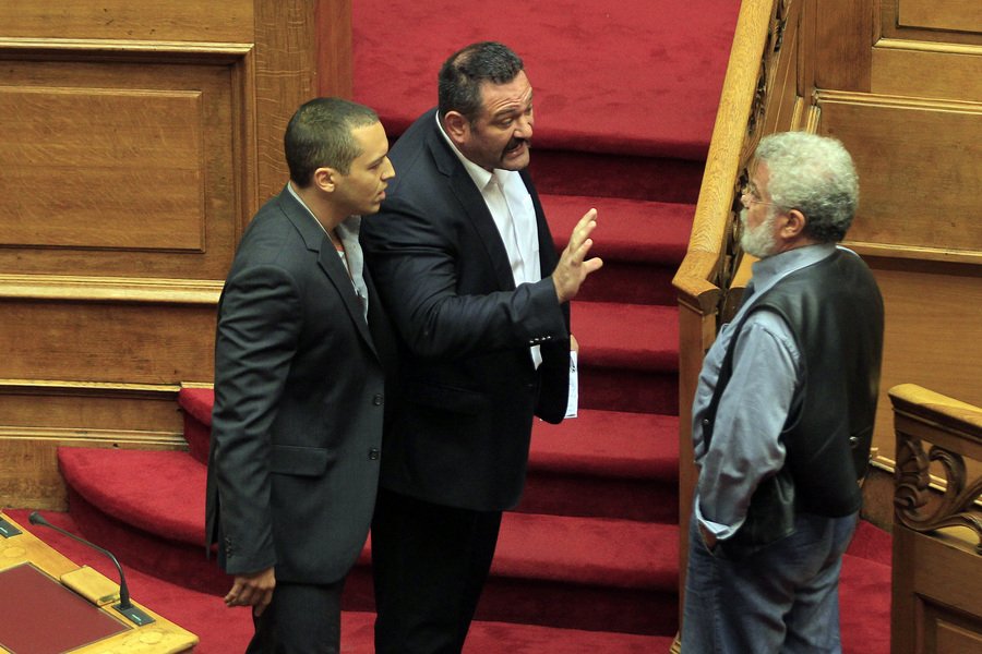 Παραλίγο να πέσει ξύλο: Η Βούλτεψη τραβάει από το πουκάμισο τον Μανιό και ο Κασιδιάρης συγκρατεί τον Λαγό [εικόνες] | iefimerida.gr 3