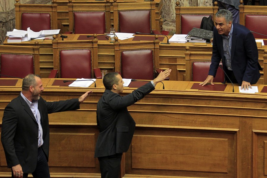 Παραλίγο να πέσει ξύλο: Η Βούλτεψη τραβάει από το πουκάμισο τον Μανιό και ο Κασιδιάρης συγκρατεί τον Λαγό [εικόνες] | iefimerida.gr 2