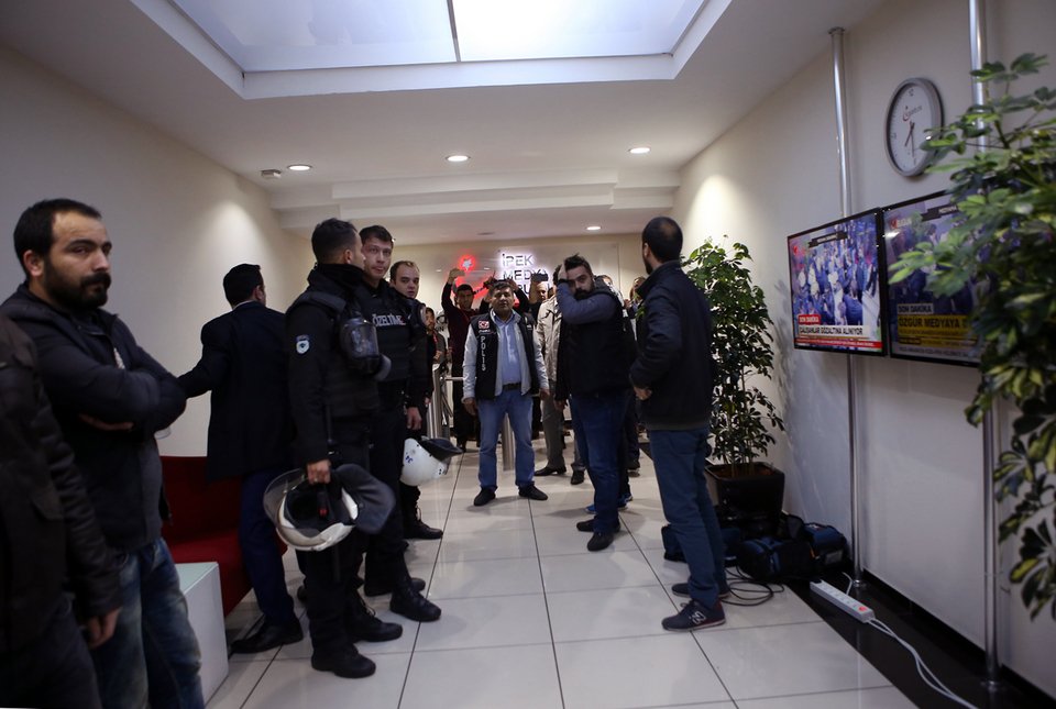 Τουρκία: Τα ΜΑΤ κατέλαβαν on air κανάλια της αντιπολίτευσης [βίντεο] | iefimerida.gr 1