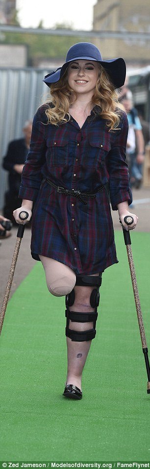 Στην πασαρέλα η χορεύτρια που έχασε το πόδι της στο ατύχημα του Λούνα Παρκ Alton Towers [εικόνες] | iefimerida.gr 0