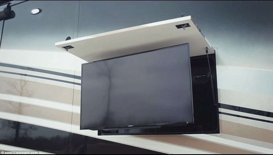 Πούλμαν μετατράπηκε σε τροχόσπιτο: Διαμέρισμα χλιδής, πάνω σε τροχούς - Στις 950.000 ευρώ η τιμή του [εικόνες & βίντεο] | iefimerida.gr 4