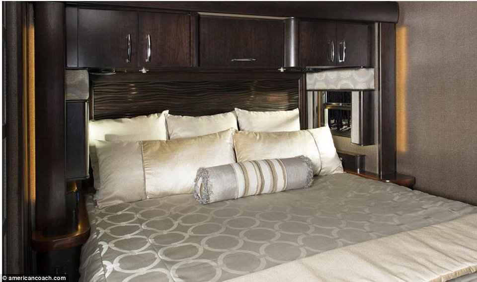 Πούλμαν μετατράπηκε σε τροχόσπιτο: Διαμέρισμα χλιδής, πάνω σε τροχούς - Στις 950.000 ευρώ η τιμή του [εικόνες & βίντεο] | iefimerida.gr 1