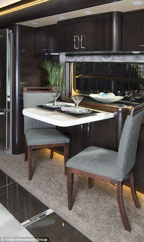 Πούλμαν μετατράπηκε σε τροχόσπιτο: Διαμέρισμα χλιδής, πάνω σε τροχούς - Στις 950.000 ευρώ η τιμή του [εικόνες & βίντεο] | iefimerida.gr 6