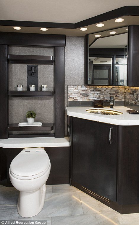 Πούλμαν μετατράπηκε σε τροχόσπιτο: Διαμέρισμα χλιδής, πάνω σε τροχούς - Στις 950.000 ευρώ η τιμή του [εικόνες & βίντεο] | iefimerida.gr 8