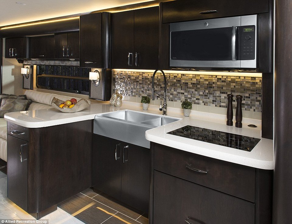 Πούλμαν μετατράπηκε σε τροχόσπιτο: Διαμέρισμα χλιδής, πάνω σε τροχούς - Στις 950.000 ευρώ η τιμή του [εικόνες & βίντεο] | iefimerida.gr 3