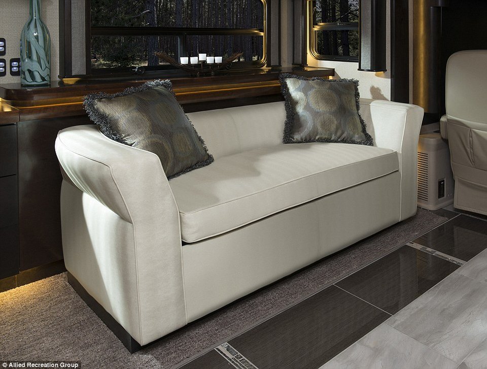 Πούλμαν μετατράπηκε σε τροχόσπιτο: Διαμέρισμα χλιδής, πάνω σε τροχούς - Στις 950.000 ευρώ η τιμή του [εικόνες & βίντεο] | iefimerida.gr 2