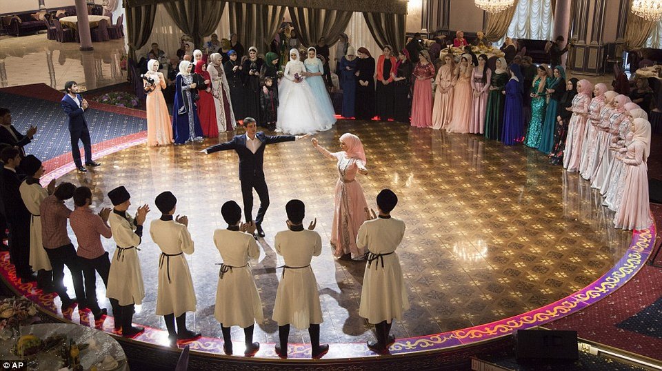 Οι παράξενες γαμήλιες παραδόσεις της Τσετσενίας -Η νύφη είναι σχεδόν κομπάρσος [εικόνες] | iefimerida.gr 6