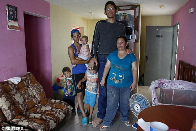 Ο άνθρωπος με τα μεγαλύτερα πόδια στον κόσμο -Φοράει νούμερο 80! [εικόνες] | iefimerida.gr 5