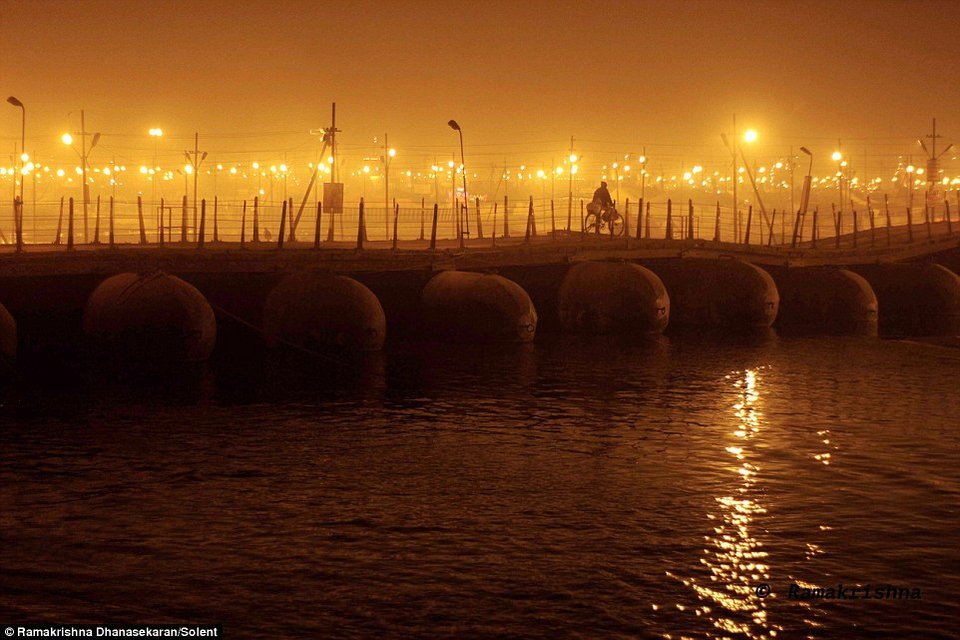Οι πλωτές γέφυρες του Γάγγη- Τις διασχίζουν χιλιάδες άνθρωποι κάθε μέρα [εικόνες] | iefimerida.gr 12