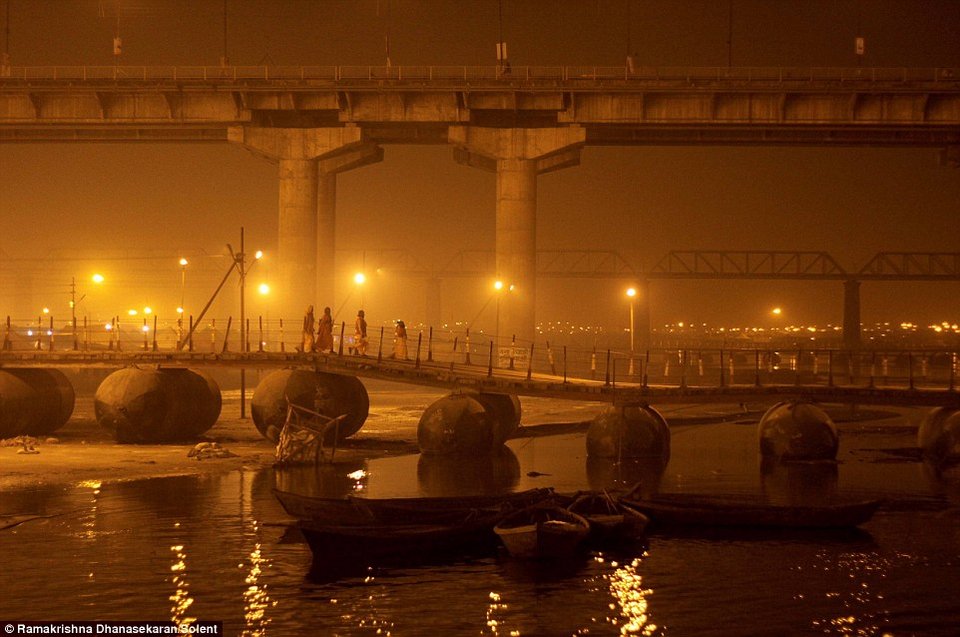 Οι πλωτές γέφυρες του Γάγγη- Τις διασχίζουν χιλιάδες άνθρωποι κάθε μέρα [εικόνες] | iefimerida.gr 14