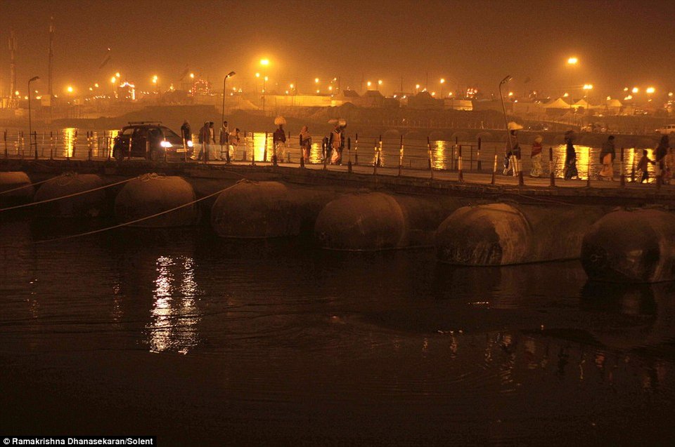 Οι πλωτές γέφυρες του Γάγγη- Τις διασχίζουν χιλιάδες άνθρωποι κάθε μέρα [εικόνες] | iefimerida.gr 15