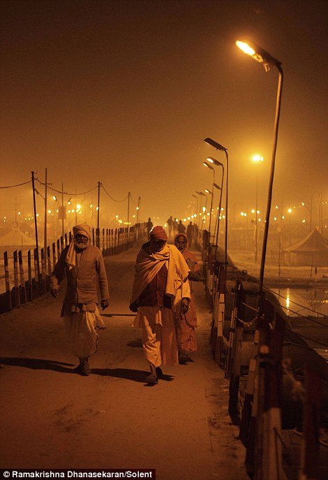 Οι πλωτές γέφυρες του Γάγγη- Τις διασχίζουν χιλιάδες άνθρωποι κάθε μέρα [εικόνες] | iefimerida.gr 17