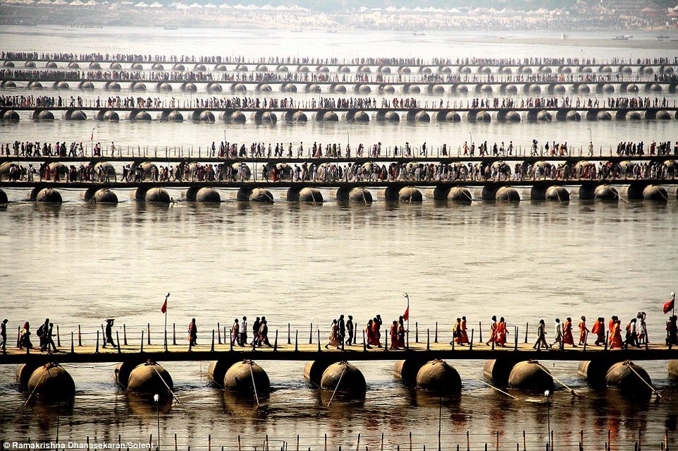 Οι πλωτές γέφυρες του Γάγγη- Τις διασχίζουν χιλιάδες άνθρωποι κάθε μέρα [εικόνες] | iefimerida.gr 18