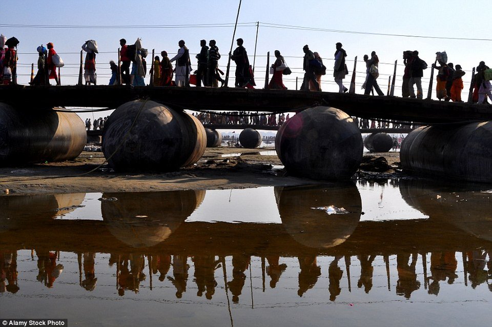 Οι πλωτές γέφυρες του Γάγγη- Τις διασχίζουν χιλιάδες άνθρωποι κάθε μέρα [εικόνες] | iefimerida.gr 7