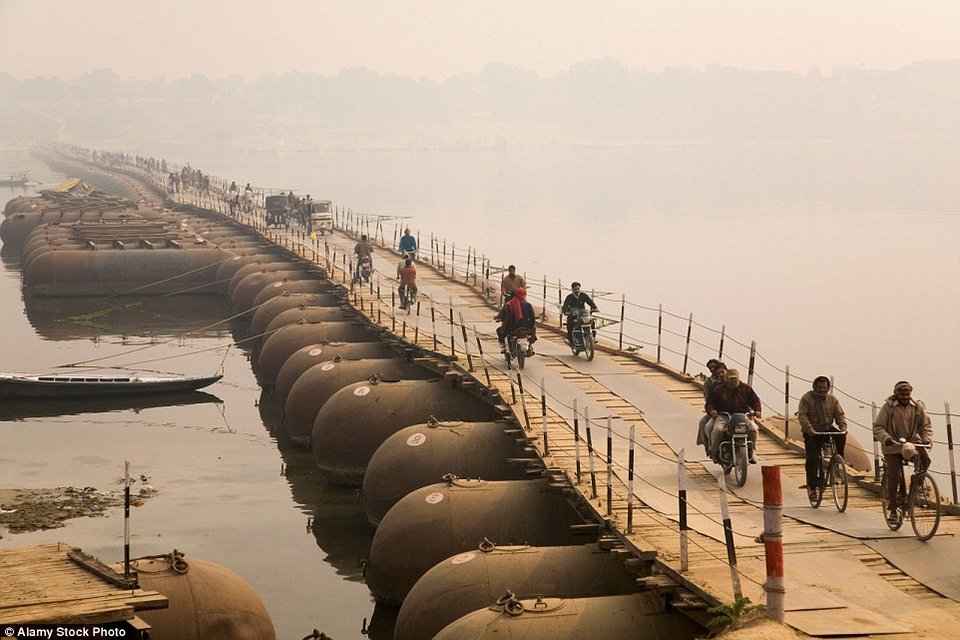 Οι πλωτές γέφυρες του Γάγγη- Τις διασχίζουν χιλιάδες άνθρωποι κάθε μέρα [εικόνες] | iefimerida.gr 8