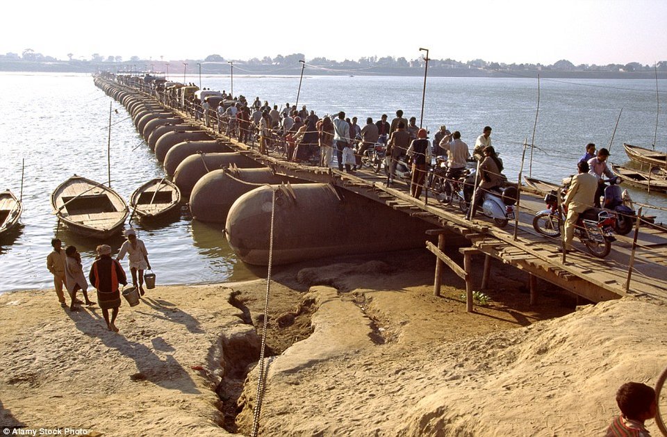 Οι πλωτές γέφυρες του Γάγγη- Τις διασχίζουν χιλιάδες άνθρωποι κάθε μέρα [εικόνες] | iefimerida.gr 10