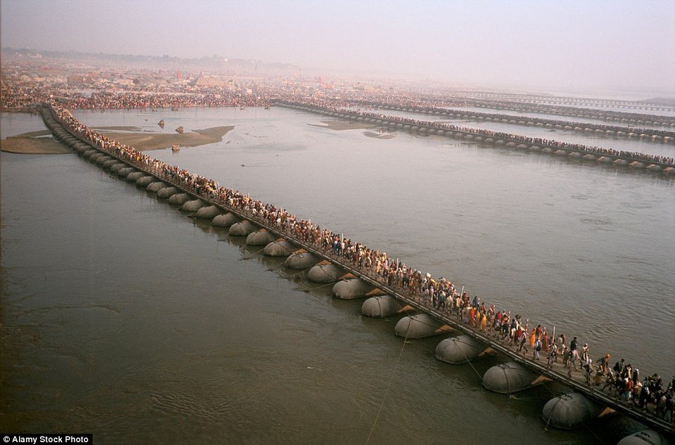 Οι πλωτές γέφυρες του Γάγγη- Τις διασχίζουν χιλιάδες άνθρωποι κάθε μέρα [εικόνες] | iefimerida.gr 11