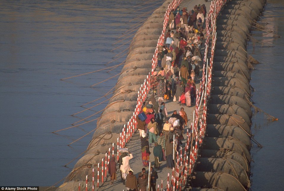 Οι πλωτές γέφυρες του Γάγγη- Τις διασχίζουν χιλιάδες άνθρωποι κάθε μέρα [εικόνες] | iefimerida.gr 4