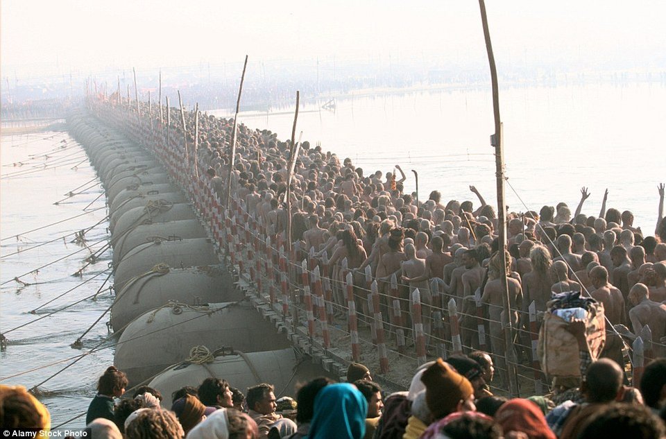 Οι πλωτές γέφυρες του Γάγγη- Τις διασχίζουν χιλιάδες άνθρωποι κάθε μέρα [εικόνες] | iefimerida.gr 5