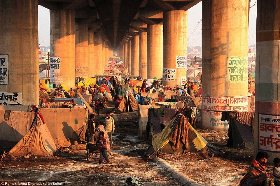 Οι πλωτές γέφυρες του Γάγγη- Τις διασχίζουν χιλιάδες άνθρωποι κάθε μέρα [εικόνες] | iefimerida.gr 2