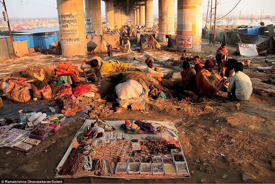 Οι πλωτές γέφυρες του Γάγγη- Τις διασχίζουν χιλιάδες άνθρωποι κάθε μέρα [εικόνες] | iefimerida.gr 3