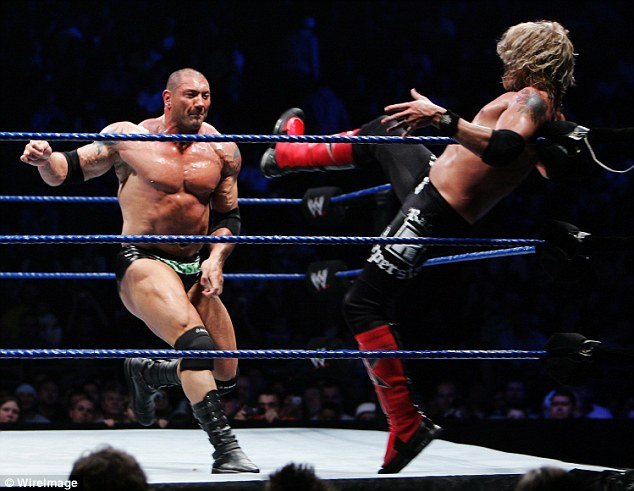 Ποιος είναι ο κακός του Spectre: Ο τρομακτικός παλαιστής ΜΜΑ που τσάκισε το γόνατο του Ντάνιελ Κρεγκ [εικόνες] | iefimerida.gr 1