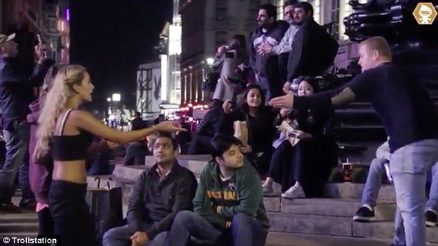 Χυδαίο, σεξιστικό παραλήρημα: Ανδρας βρίζει επί 3 λεπτά κοπέλα, μα κανείς δεν αντιδρά! [εικόνες&βίντεο] | iefimerida.gr 1