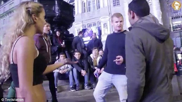 Χυδαίο, σεξιστικό παραλήρημα: Ανδρας βρίζει επί 3 λεπτά κοπέλα, μα κανείς δεν αντιδρά! [εικόνες&βίντεο] | iefimerida.gr 2