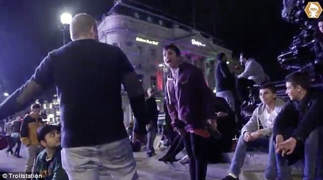 Χυδαίο, σεξιστικό παραλήρημα: Ανδρας βρίζει επί 3 λεπτά κοπέλα, μα κανείς δεν αντιδρά! [εικόνες&βίντεο] | iefimerida.gr 3