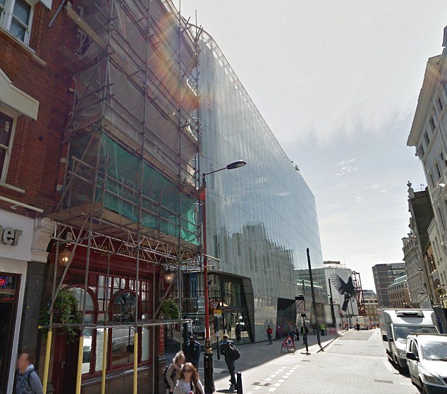 Τρομακτικό ατύχημα στο Λονδίνο - Καναπές έπεσε από το 2ο όροφο στο κεφάλι πεζού [εικόνες] | iefimerida.gr 0