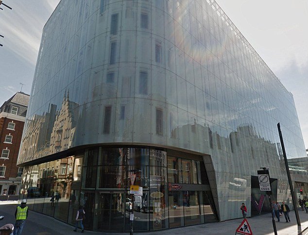 Τρομακτικό ατύχημα στο Λονδίνο - Καναπές έπεσε από το 2ο όροφο στο κεφάλι πεζού [εικόνες] | iefimerida.gr 1