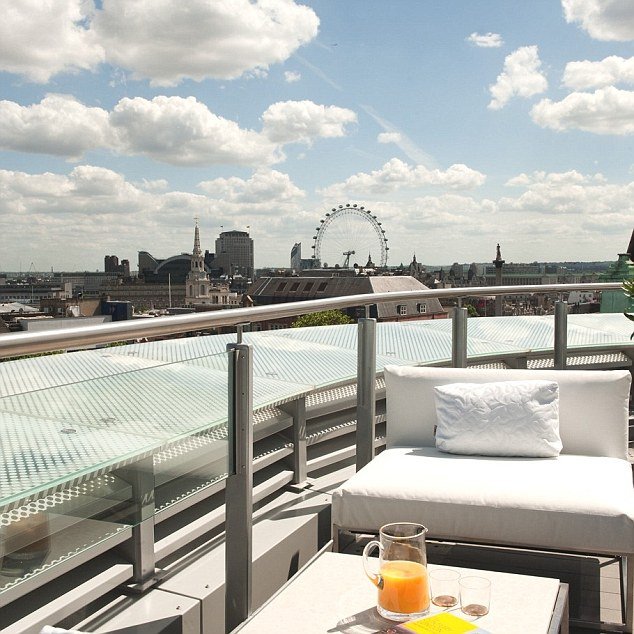 Τρομακτικό ατύχημα στο Λονδίνο - Καναπές έπεσε από το 2ο όροφο στο κεφάλι πεζού [εικόνες] | iefimerida.gr 2