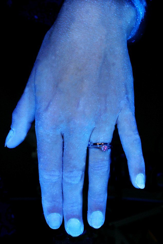 Πόσο καθαρά είναι τα χέρια σας; Ενα τεστ δείχνει πόση ώρα πρέπει να τα πλένετε [εικόνες] | iefimerida.gr 5