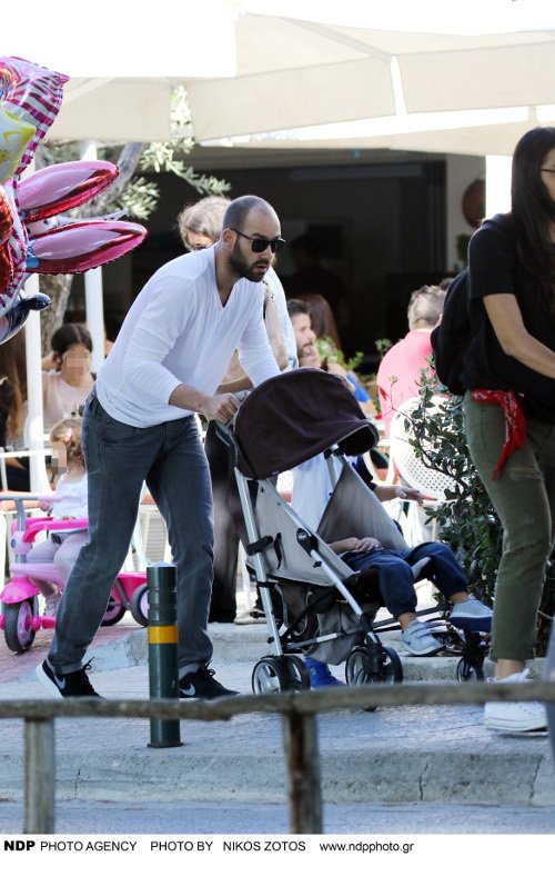 Οι πρώτες βόλτες Χοψονίδου-Σπανούλη με τα 4 παιδιά τους [εικόνες] | iefimerida.gr 3