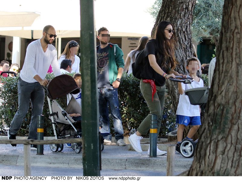 Οι πρώτες βόλτες Χοψονίδου-Σπανούλη με τα 4 παιδιά τους [εικόνες] | iefimerida.gr 0