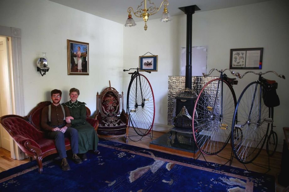 Σημερινό ζευγάρι νέων γύρισε πίσω στο 1800 -Ζουν ακριβώς όπως τότε [εικόνες] | iefimerida.gr 0